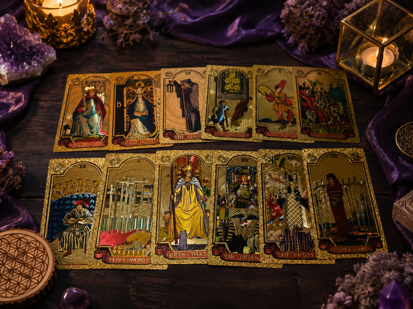 Cartas de tarô terapêutico em mesa com cristais e velas
